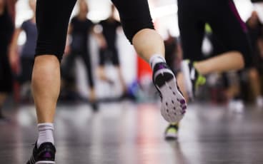 Personer som tränar i en gympasal