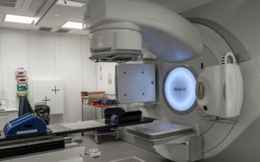 Man ligger i en strålningsapparat