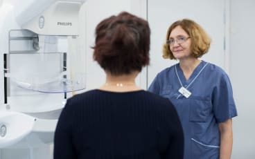 Kvinna gör mammografi