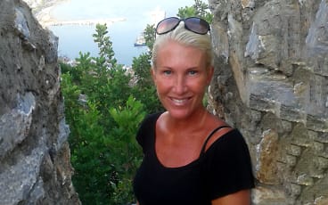 Porträtt Annsofi ute på vandring