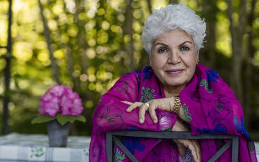 Äldre kvinna tittar in i kameran