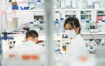 Kvinna i laboratorium