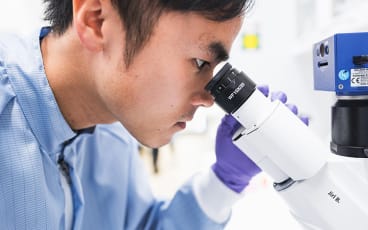 Forskare tittar i ett mikroskop