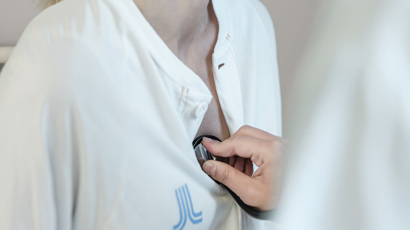 Kvinna på läkarundersökning för att upptäcka symtom