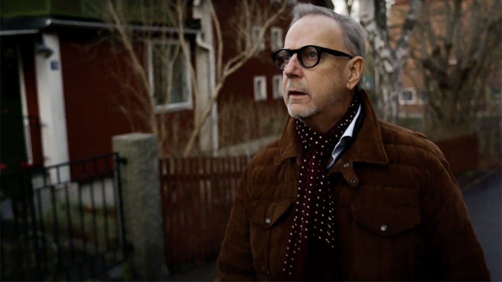 Sven Melander går på gata