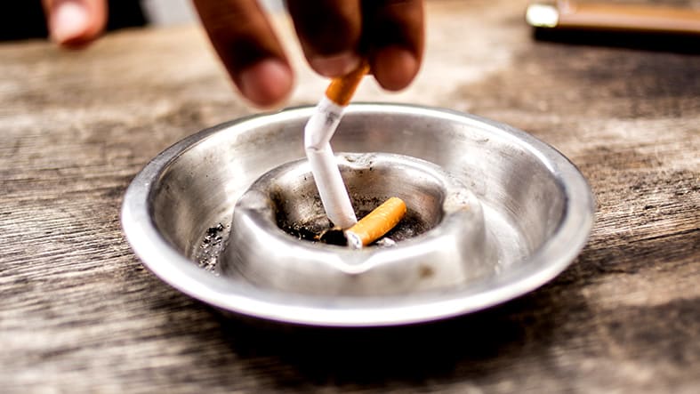 Fimpad cigarett i askopp