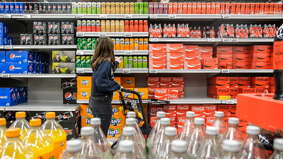 En butikshylla fylld med läsk