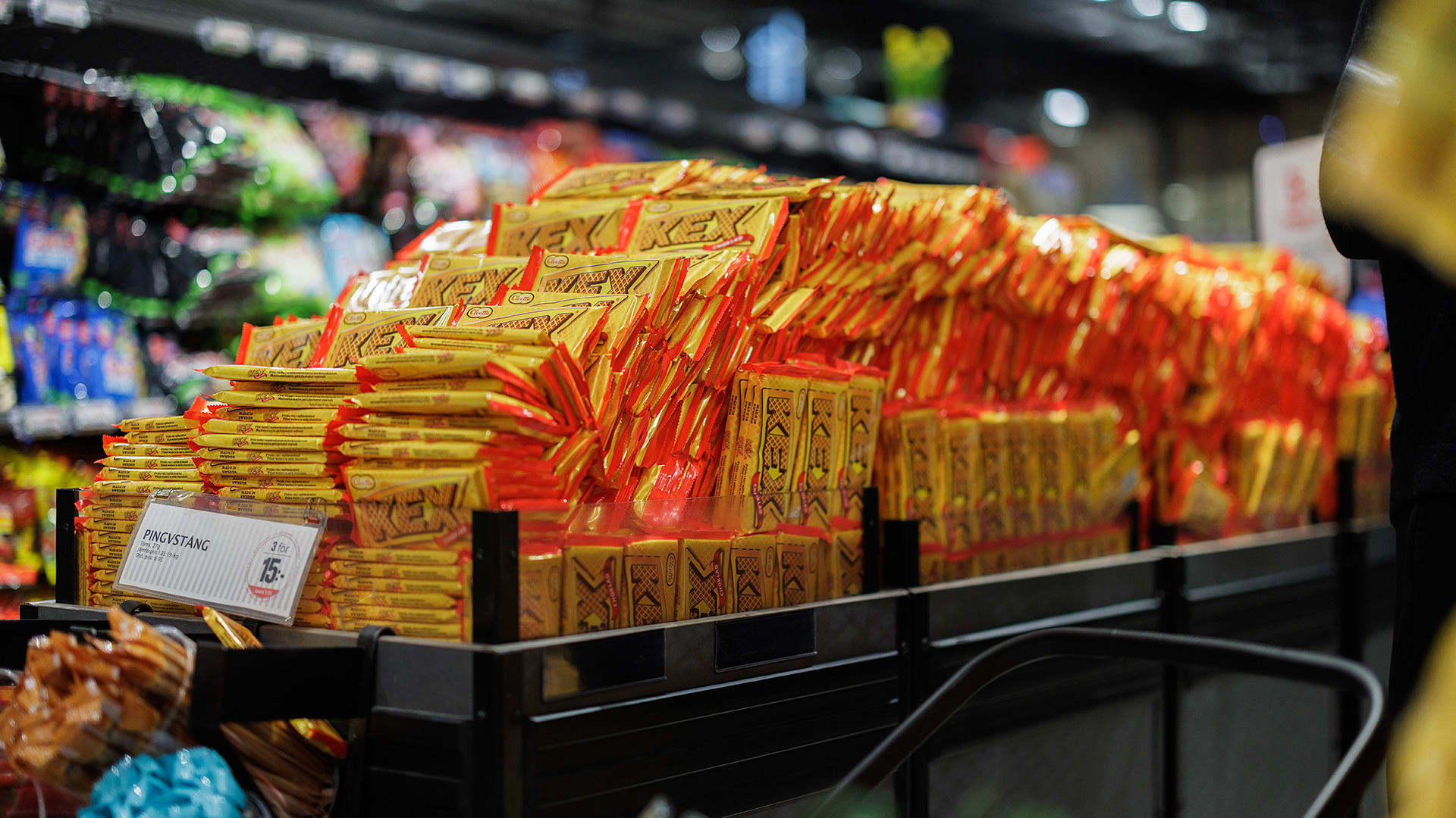 En butiksmonter fylld med kexchoklad.