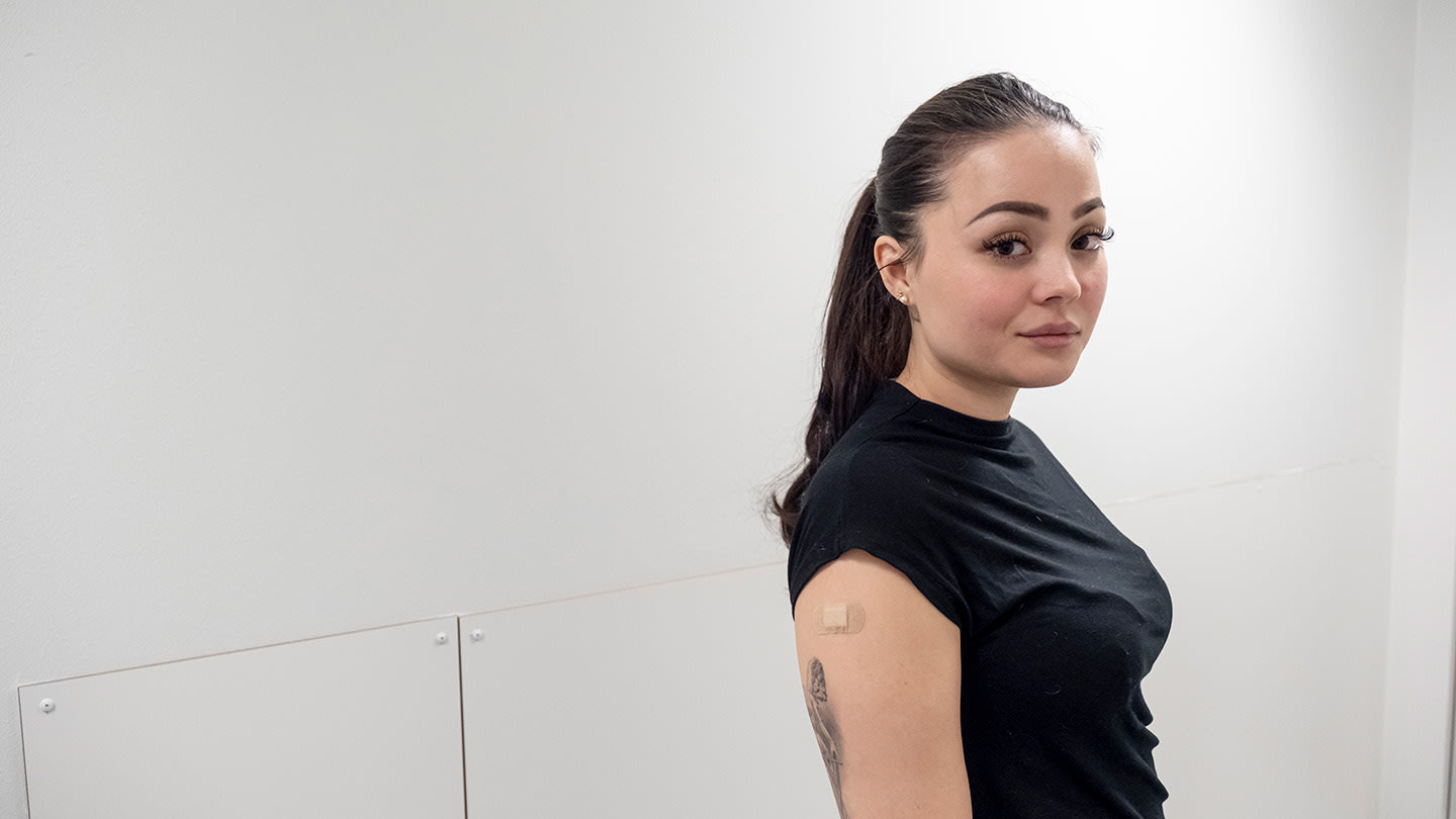 Yngre kvinna tittar in i kameran