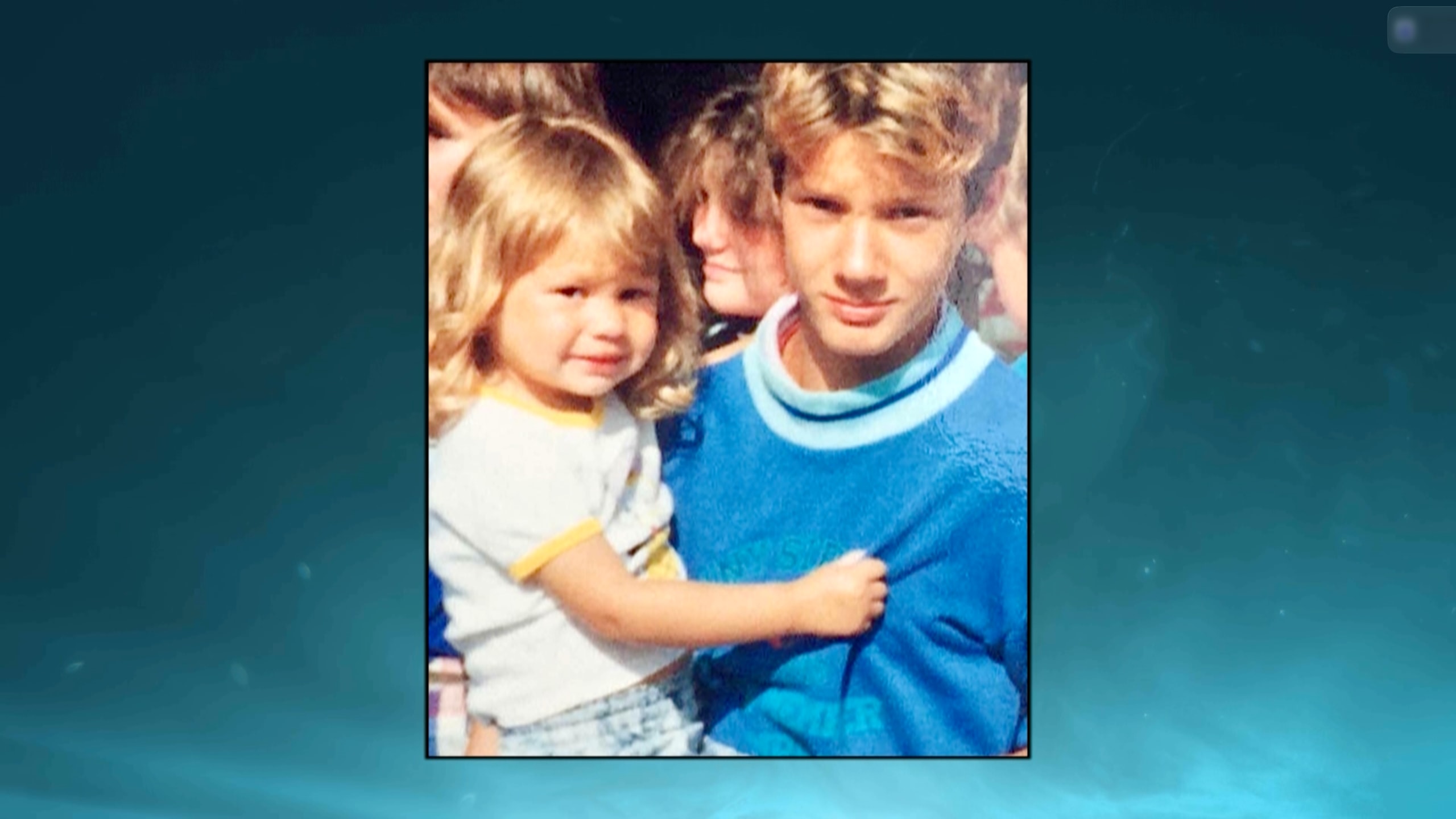 gammalt fotografi på anna och hennes bror som barn