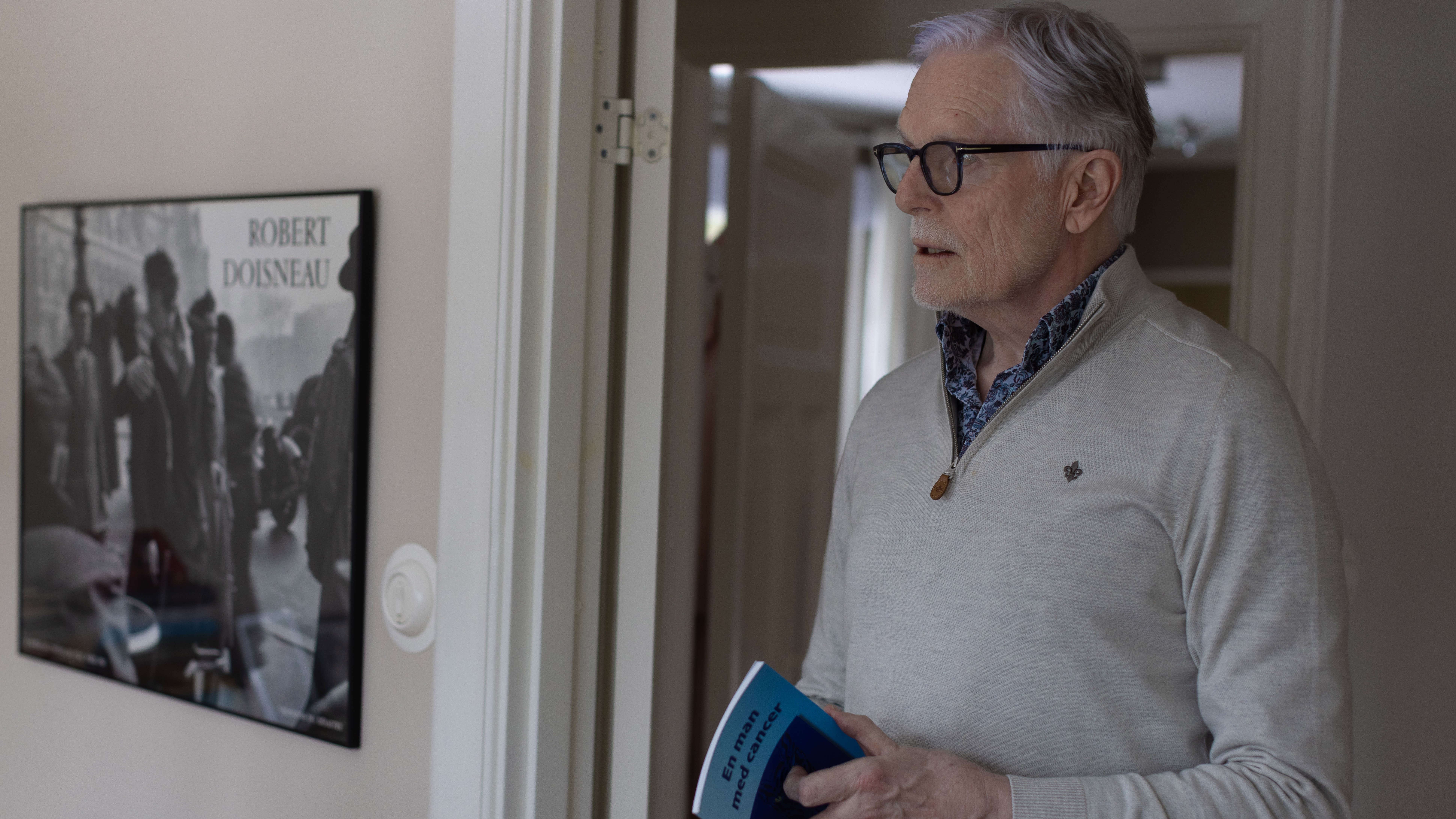 Ole håller sin egenskrivna berättelse "En man med cancer" i handen. Foto: Sanna Percivall.